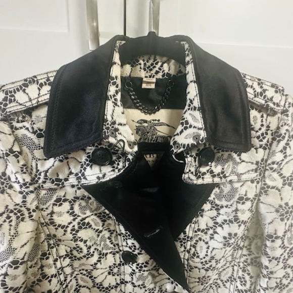 Burberry London Lace Pat. SILK/Plystr Trench Coat - MSRP. $1350.00 - SIZE 4 - Picture 9 of 16